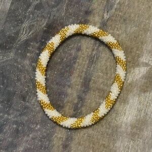 🟨 ⬜️ Elegant Gold and White Beaded Bracelet from Nepal